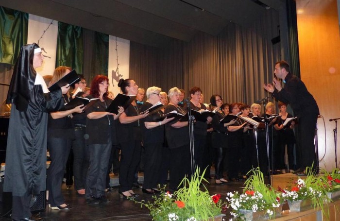 Der gemischte Chor „Per tutti“ nahm die Konzertbesucher mit in die Katakomben der Pariser Oper. (Foto: Fath)